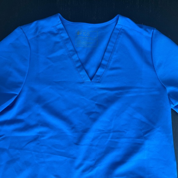 Figs Scrub Top Women's Size M‎ Blue V-Neck Short Sleeve Technical Collection - Picture 2 of 6